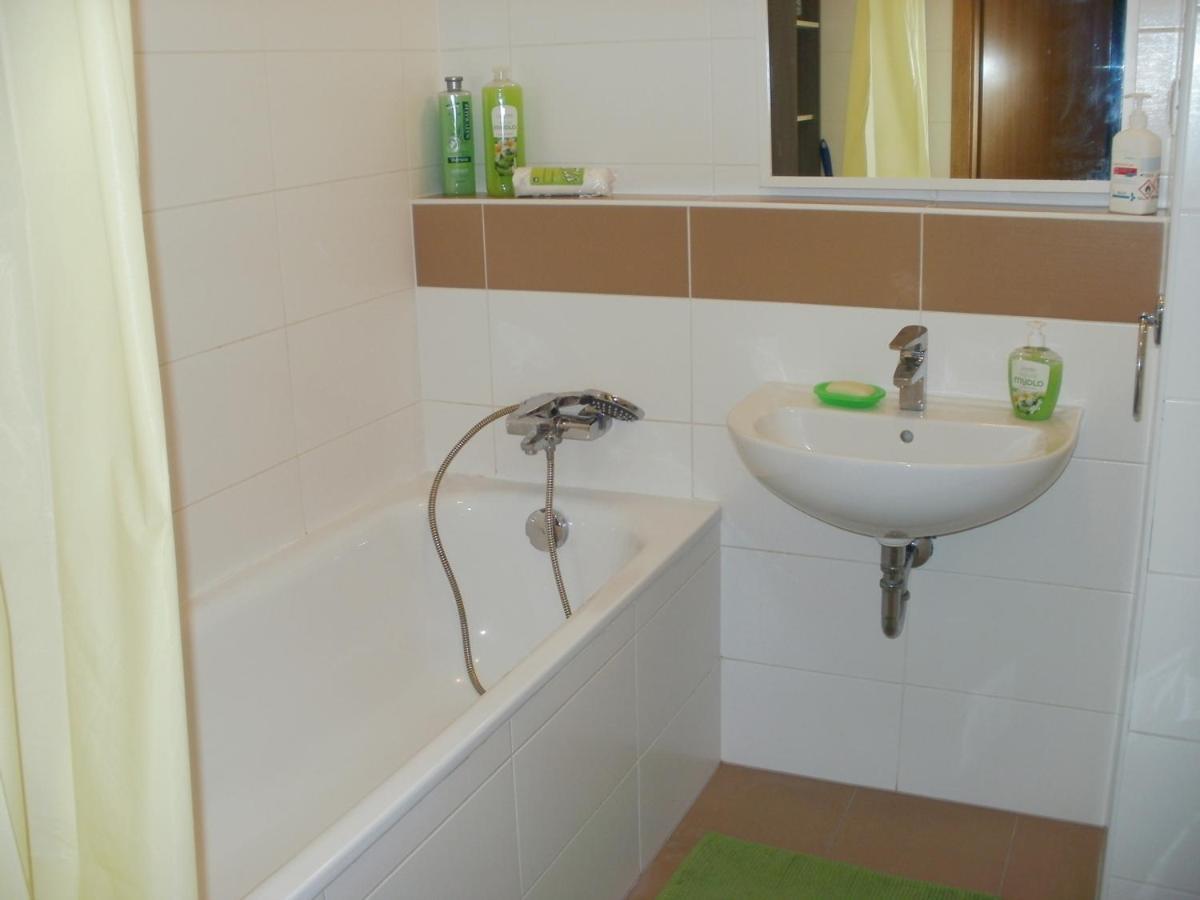Garden Apartment With Garage In Central Praha Eksteriør bilde